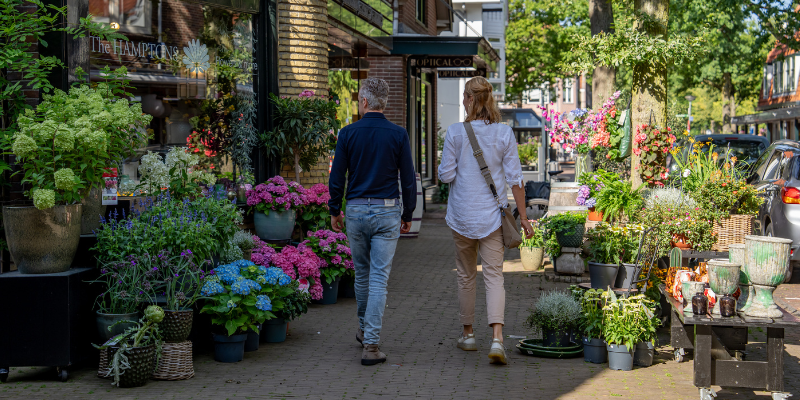 straat vol met een winkel met bloemen die tentoongesteld worden op straat